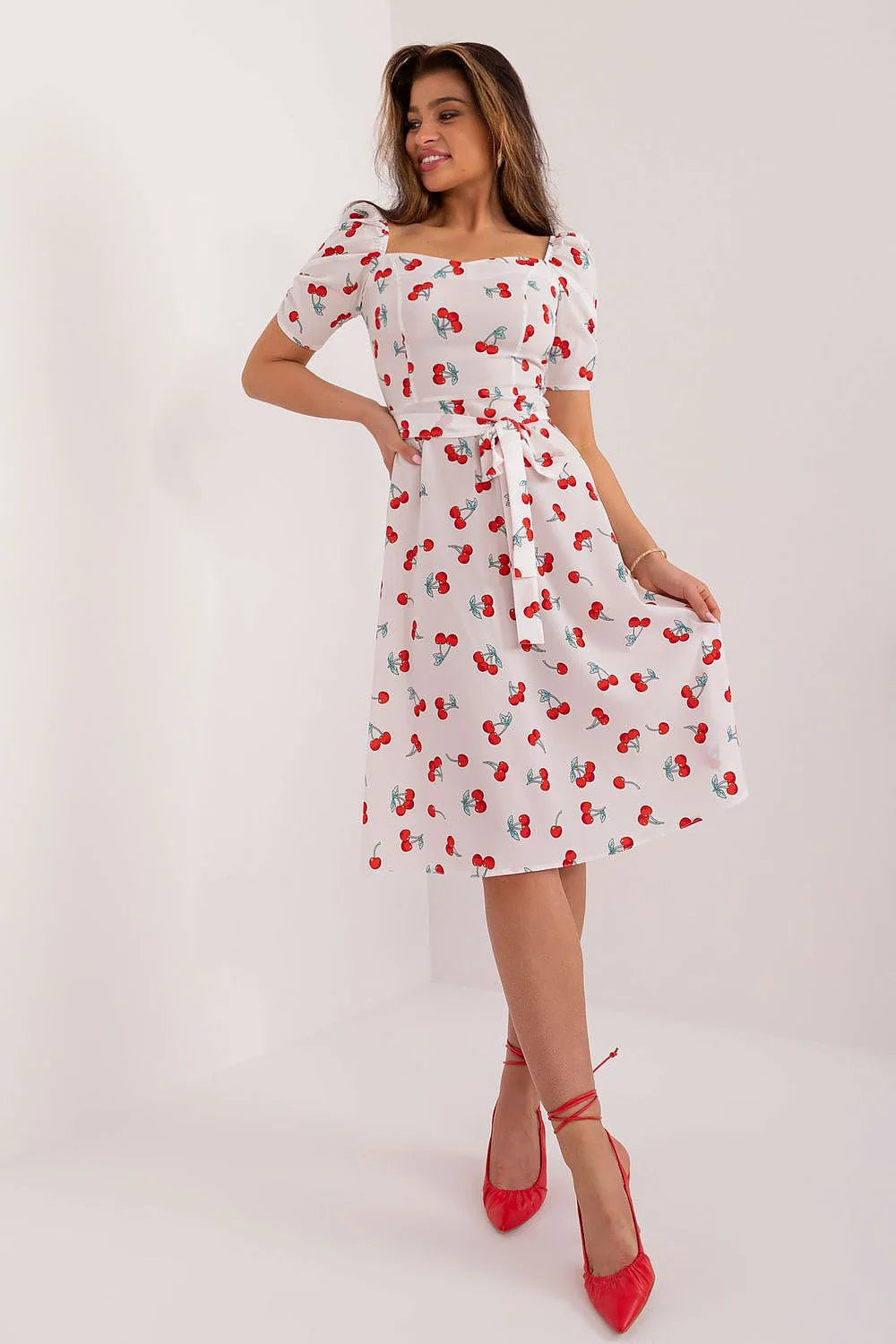 Robe d'été femme manches courtes col carré ceinture tissu léger motifs cerises cerisier blanc rouge vert