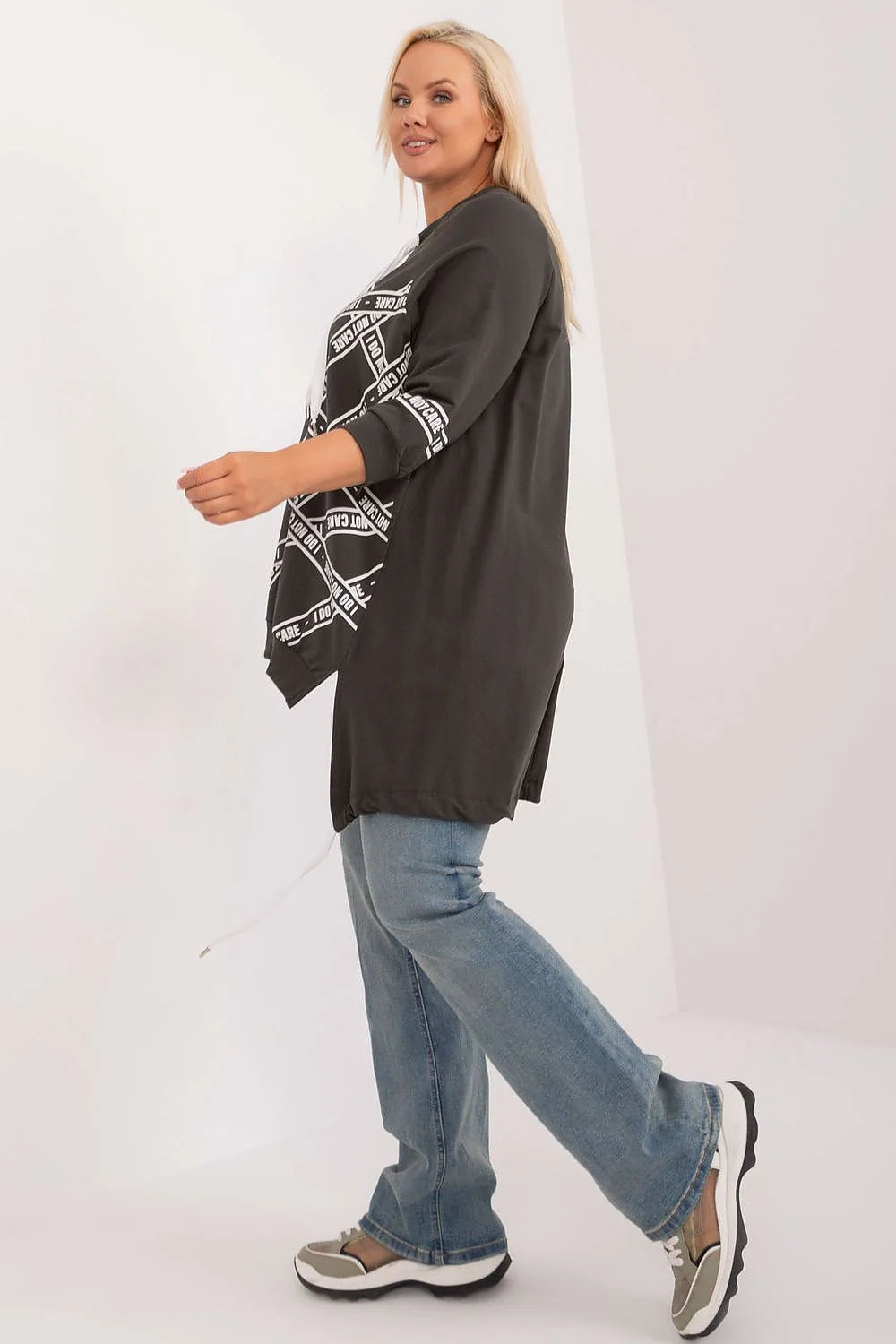 Sweatshirt femme loose fit capuche coton polyester motif géométrique bandes blanches I DO NOT CARE manches 3/4 finitions côtelées occasion décontractée style audacieux