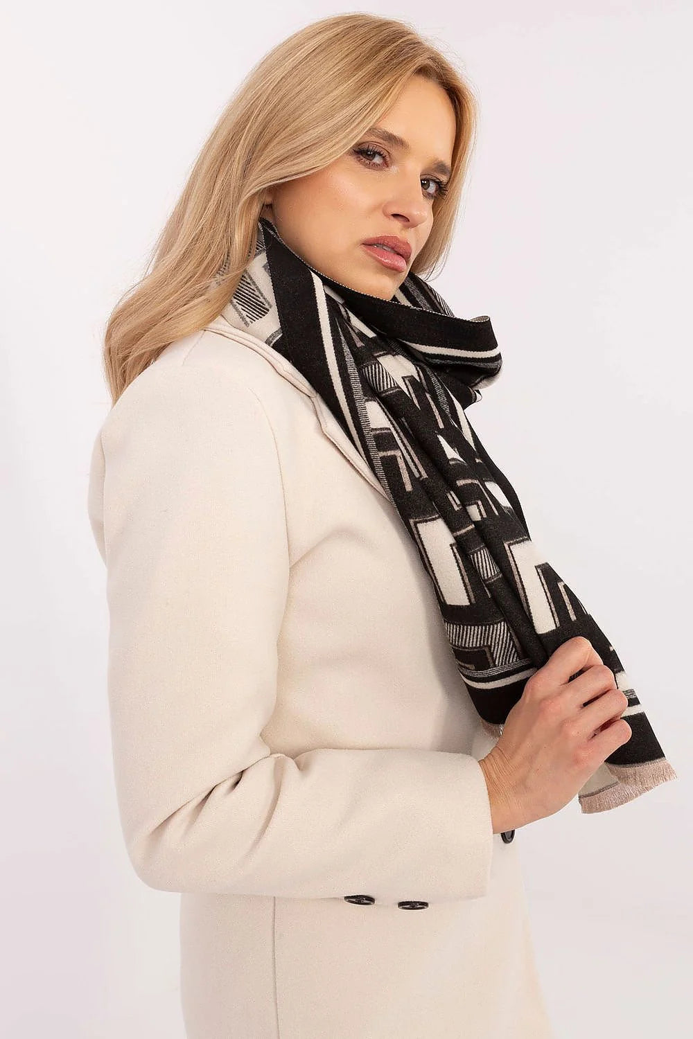 Écharpe pour femmes en viscose et laine, motif géométrique noir et blanc, franges subtiles, 190 cm, polyvalente, style contemporain, tenues élégantes et quotidiennes