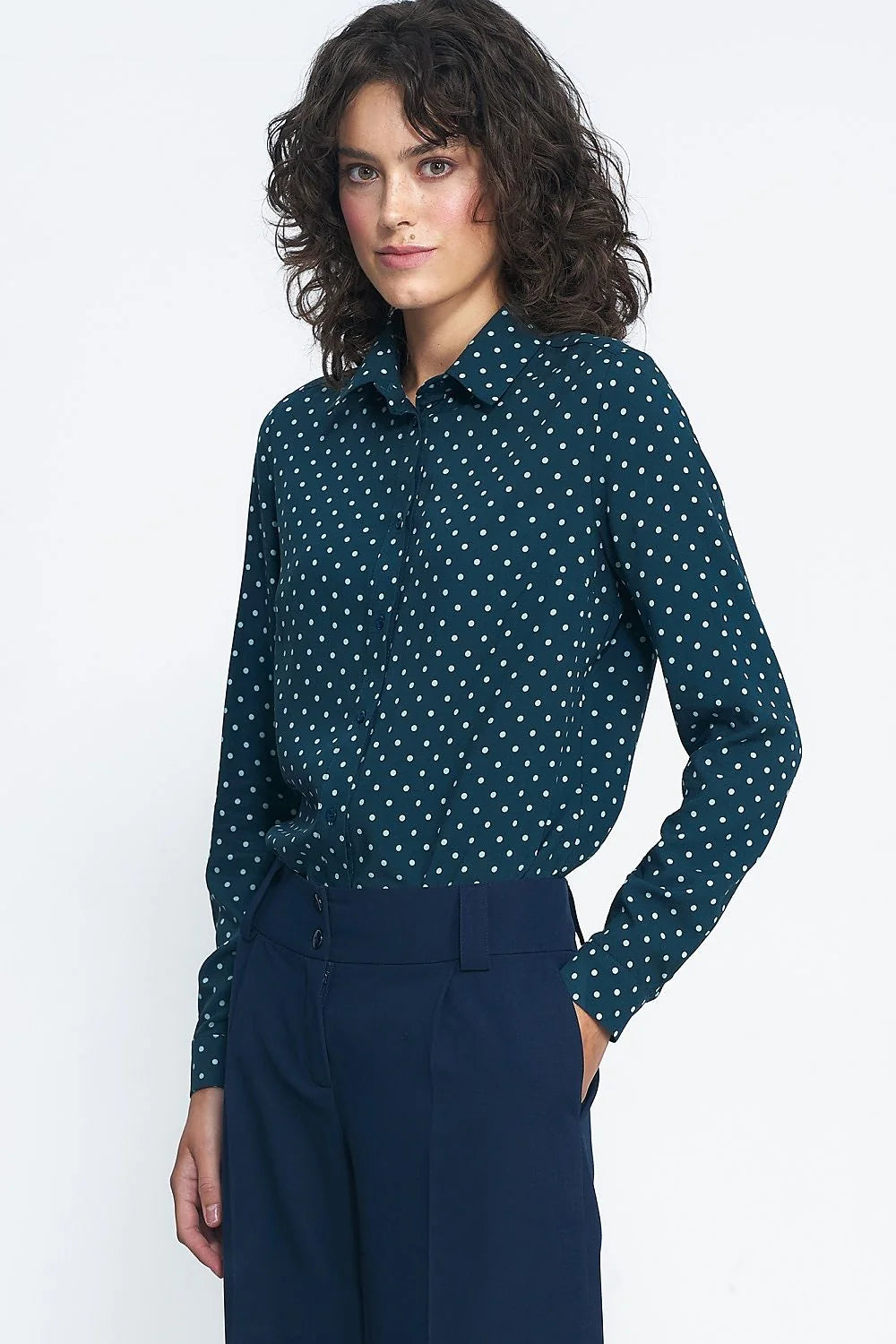 chemise féminine manches longues col classique viscose coupe ajustée pois blancs bleu marine élégant polyvalent bureau casual chic sophistiquée raffinée
