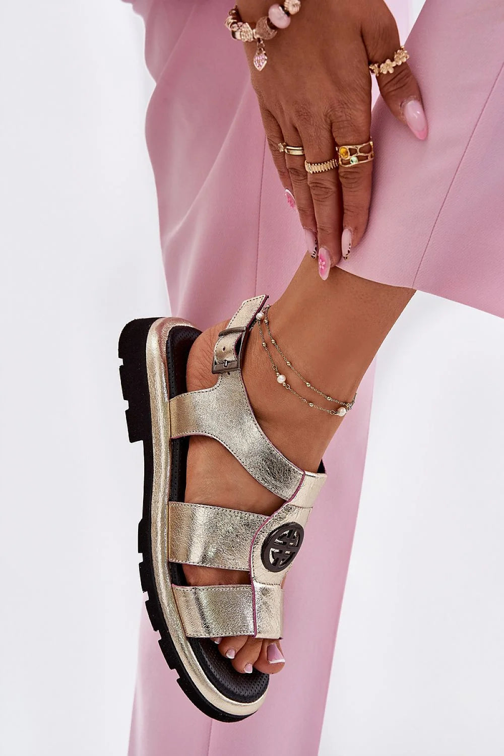 sandales femmes cuir métallisé doré texturé brides larges médaillon circulaire semelle crantée noire plateforme légère matelassée confortable élégante urbaine estivale
