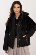 Veste urbaine moderne pour femme en polyester noir avec capuche fixe, poches zippées, finitions métalliques et coupe décontractée
