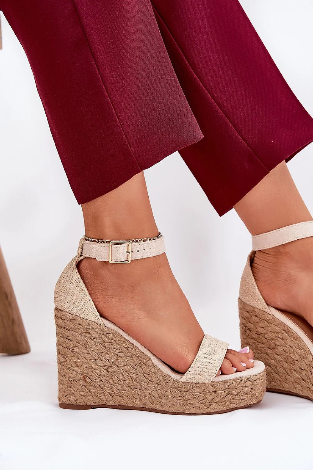 Sandales compensées tressées pour femme style classique beige cuir suédé éco-friendly