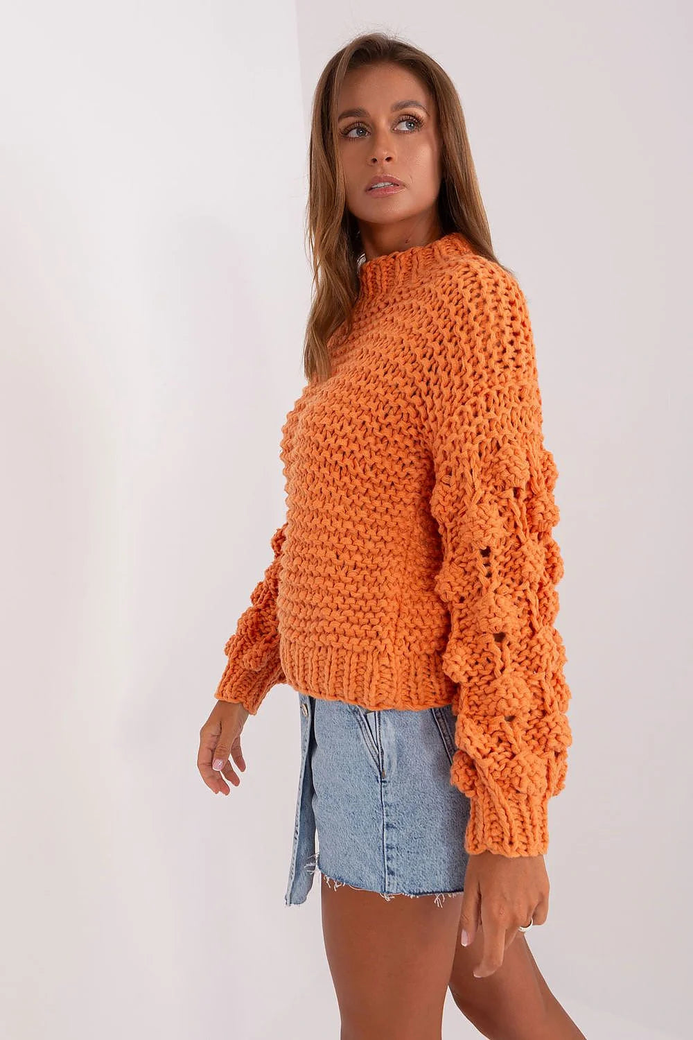 pull femme tricoté épais orange mandarine coupe courte boxy col montant bordcote manches bouffantes maille torsadée point popcorn texturé chaud
