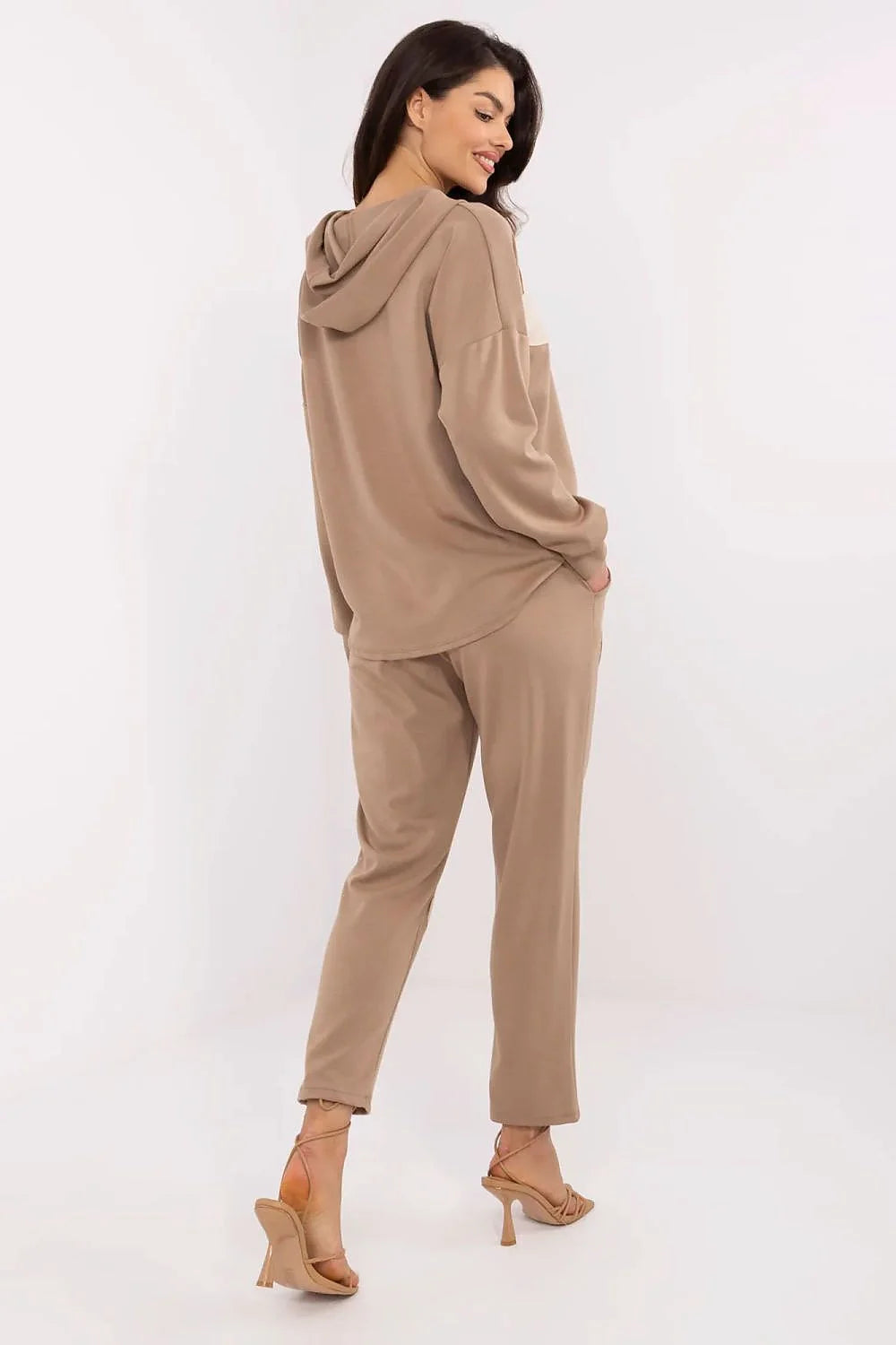 ensemble femme casual confortable hoodie coton élasthanne motifs cœur beige taupe oversize pantalon droit taille élastique cordon cheville ivoire appliqués