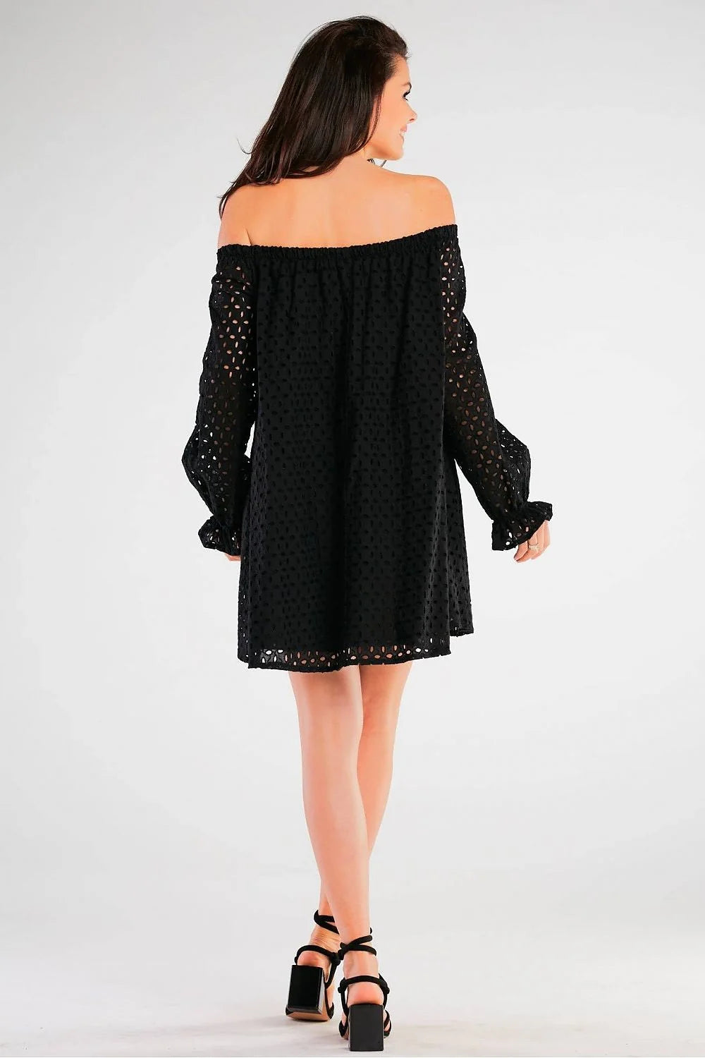 Robe off-shoulder broderie anglaise noire longues manches 100% coton femme élégance moderne style bohème