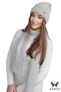 ensemble hiver tricoté côtelé femme bonnet écharpe assortis gris clair maille épaisse chaud doux slouchy long ample texturé badge métallique