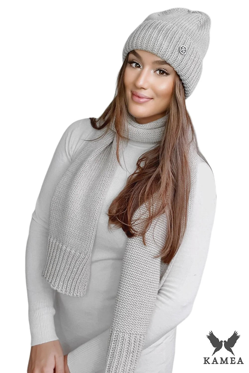 ensemble hiver tricoté côtelé femme bonnet écharpe assortis gris clair maille épaisse chaud doux slouchy long ample texturé badge métallique