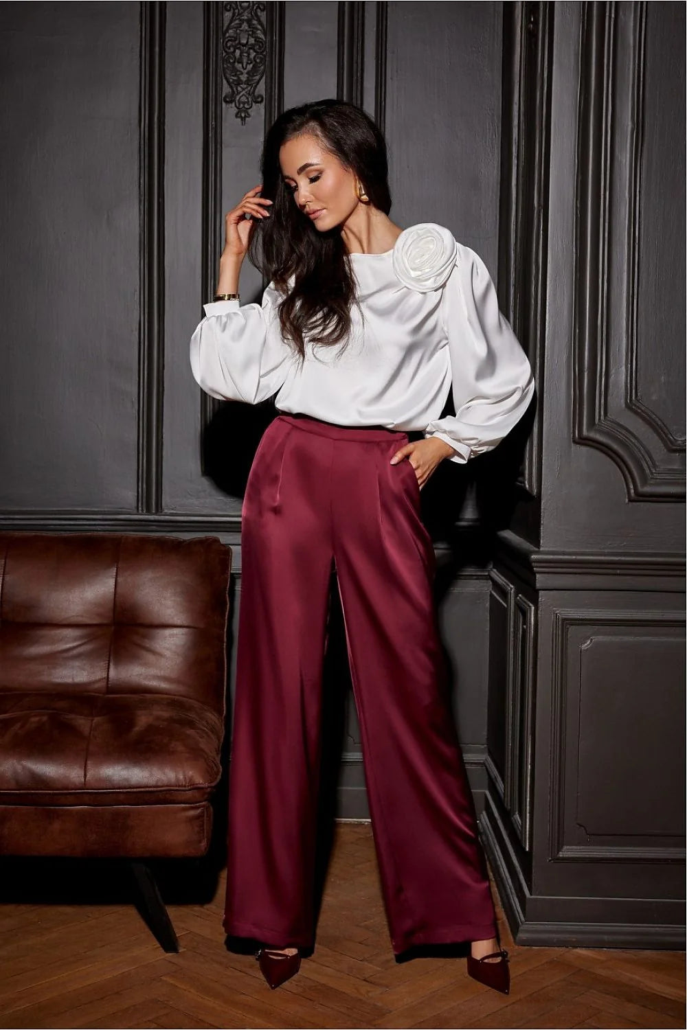 Pantalon femme Roco Fashion élégant en satin couleur bordeaux coupe évasée taille haute occasion soirée chic