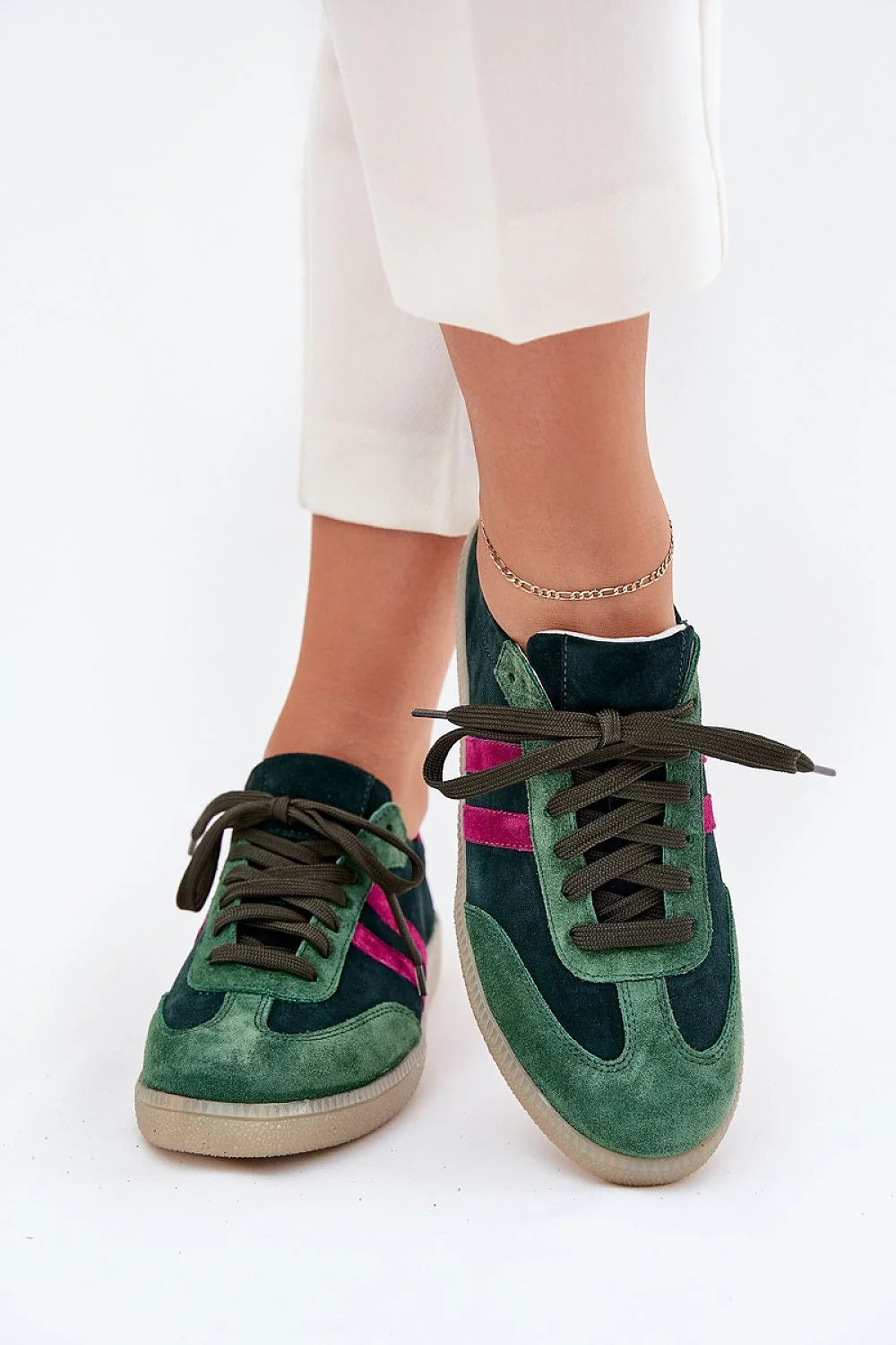 Chaussures de sport élégantes pour femmes en daim vert foncé et rose vif, baskets basses lacées avec semelle en caoutchouc beige