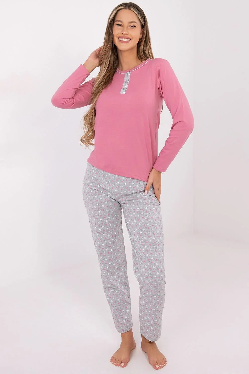 pyjama femme deux pièces coton doux rose poudré col rond boutonnée pantalon gris clair motifs cœurs