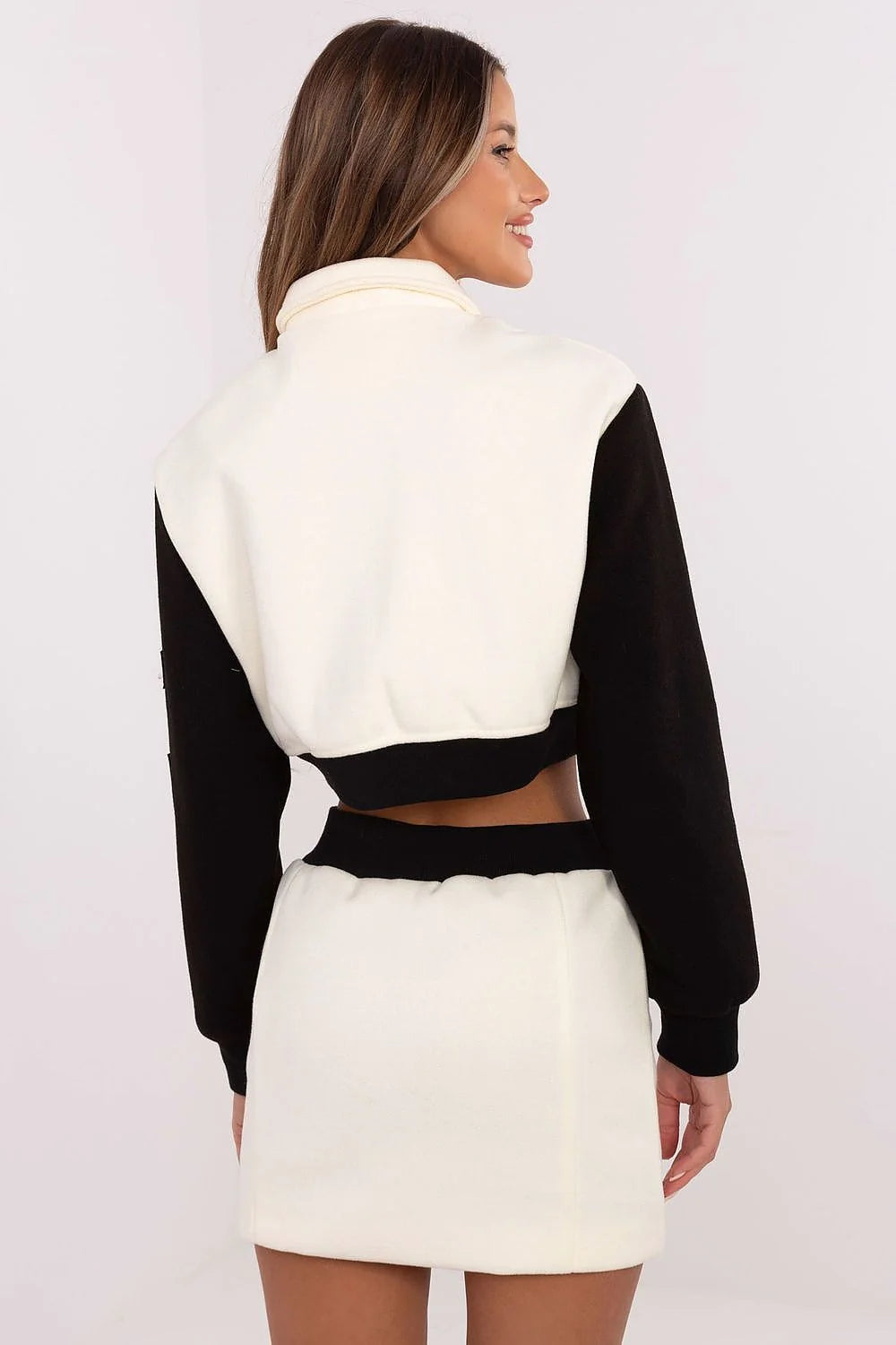 Ensemble varsity pour femme, short ajusté, manches longues, tissu coton polyester, couleurs blanc cassé/noir, finitions métalliques, look sport-chic