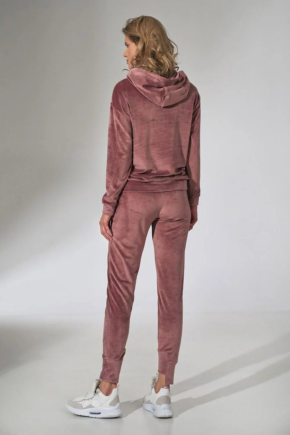 Ensemble détente velours rose moderne et élégant pour un style cocooning confortable et féminin