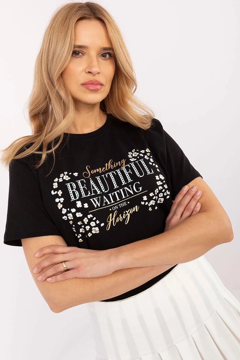 T-shirt femme élégant moderne noir inscriptions décoratives motifs floraux minimalistes look casual chic