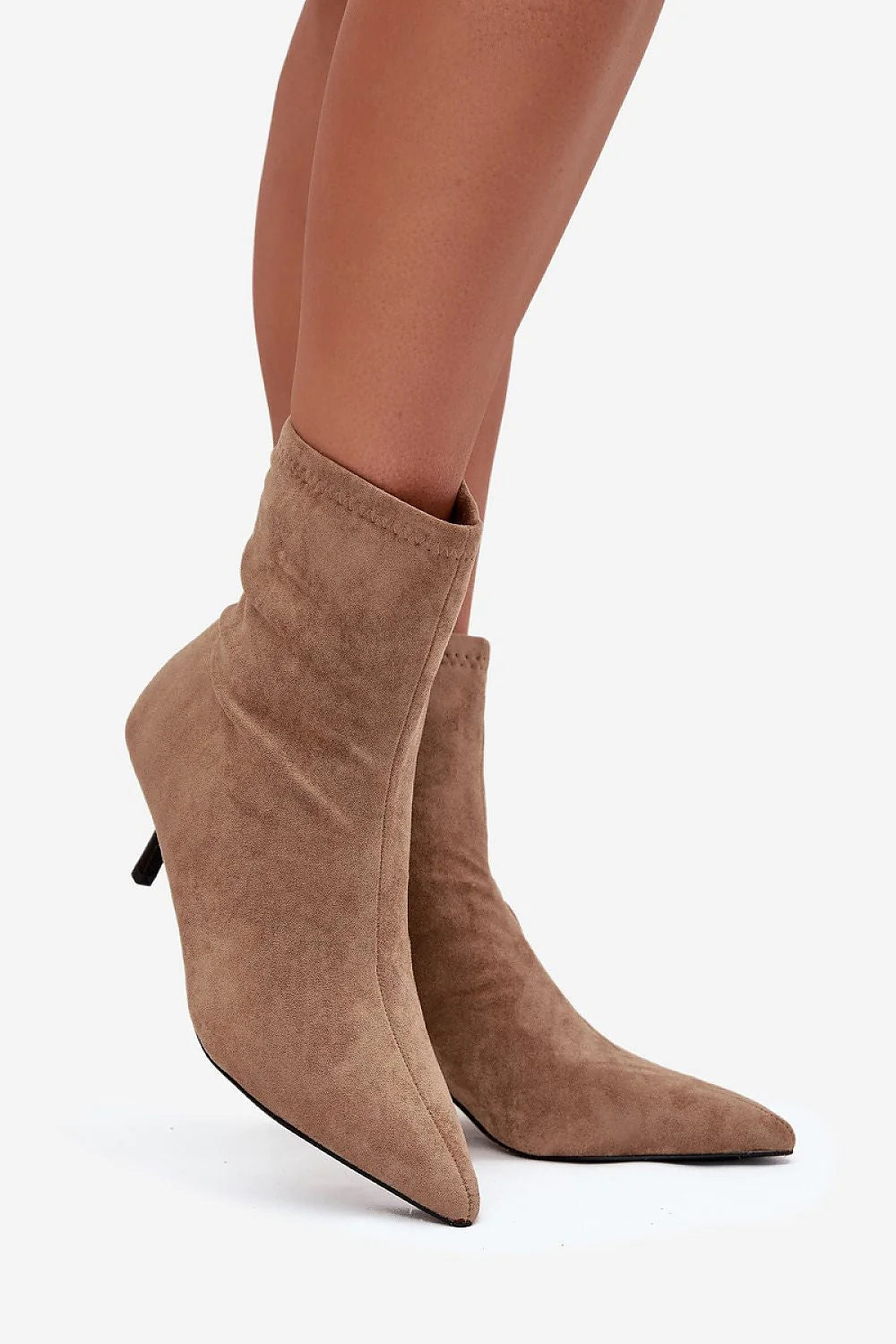 bottines femme cheville suédine écologique taupe bout pointu silhouette effilée talon bas fin fermeture éclair latérale tige stretch froncée semelle