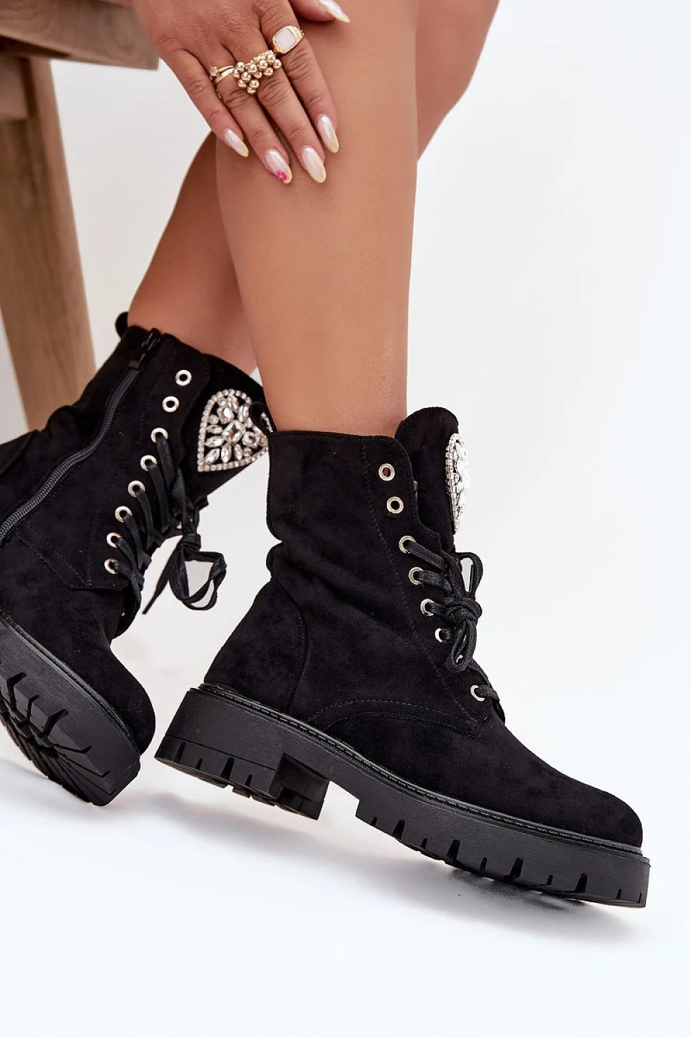 bottines suédine noire femme lacets combat semelle crantée épaisse talon bas plateforme discrète éclair latérale œillets cœur strass rockchic
