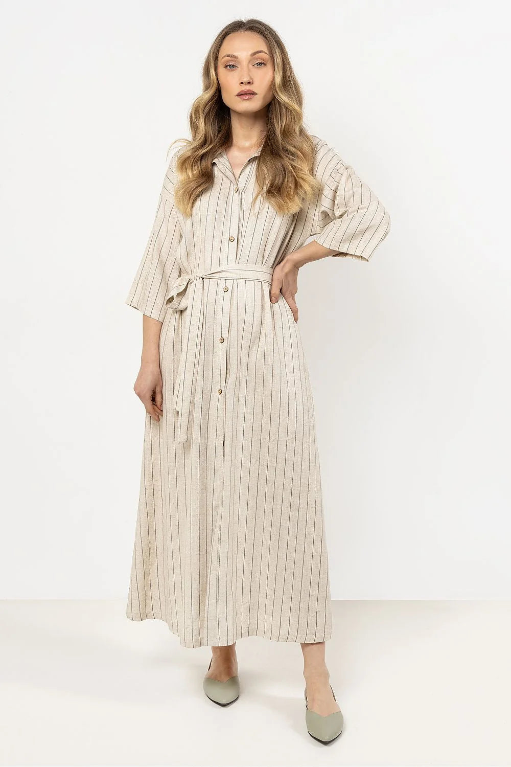 robe longue chemise lin naturel beige rayures verticales coupe droite fluide manches troisquarts ceinture nouée boutons bois