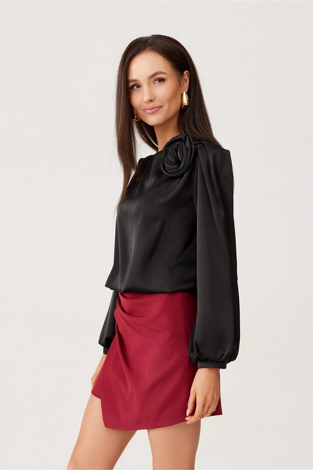 chemisier soie noire satinée manches bouffantes rose décorative épaule coupe droite fluide jupe bordeaux portefeuille courte asymétrique ajustée glamour