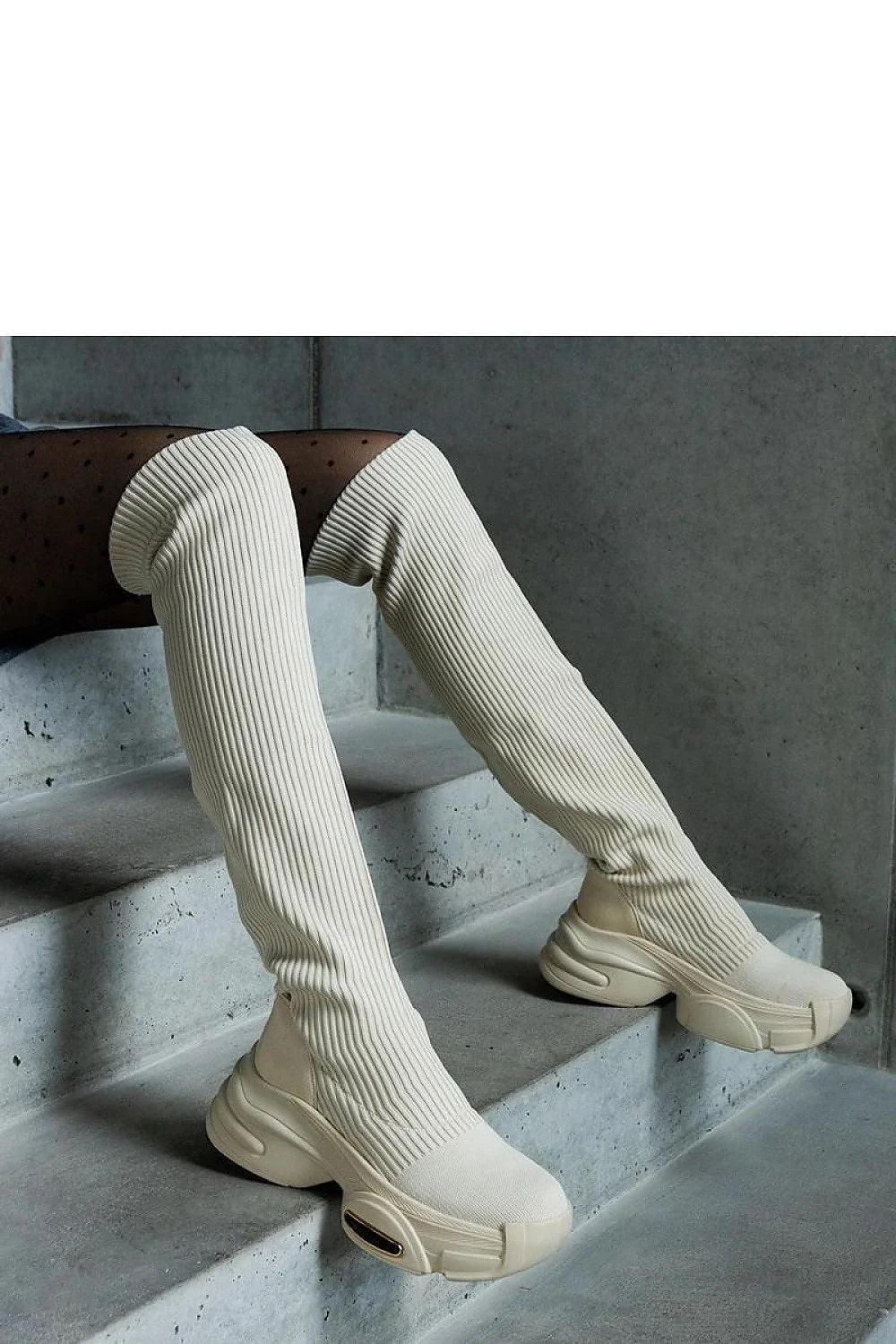 Bottes hautes cuissardes pour femme design moderne en tissu côtelé style sport-chic automne-hiver 2023