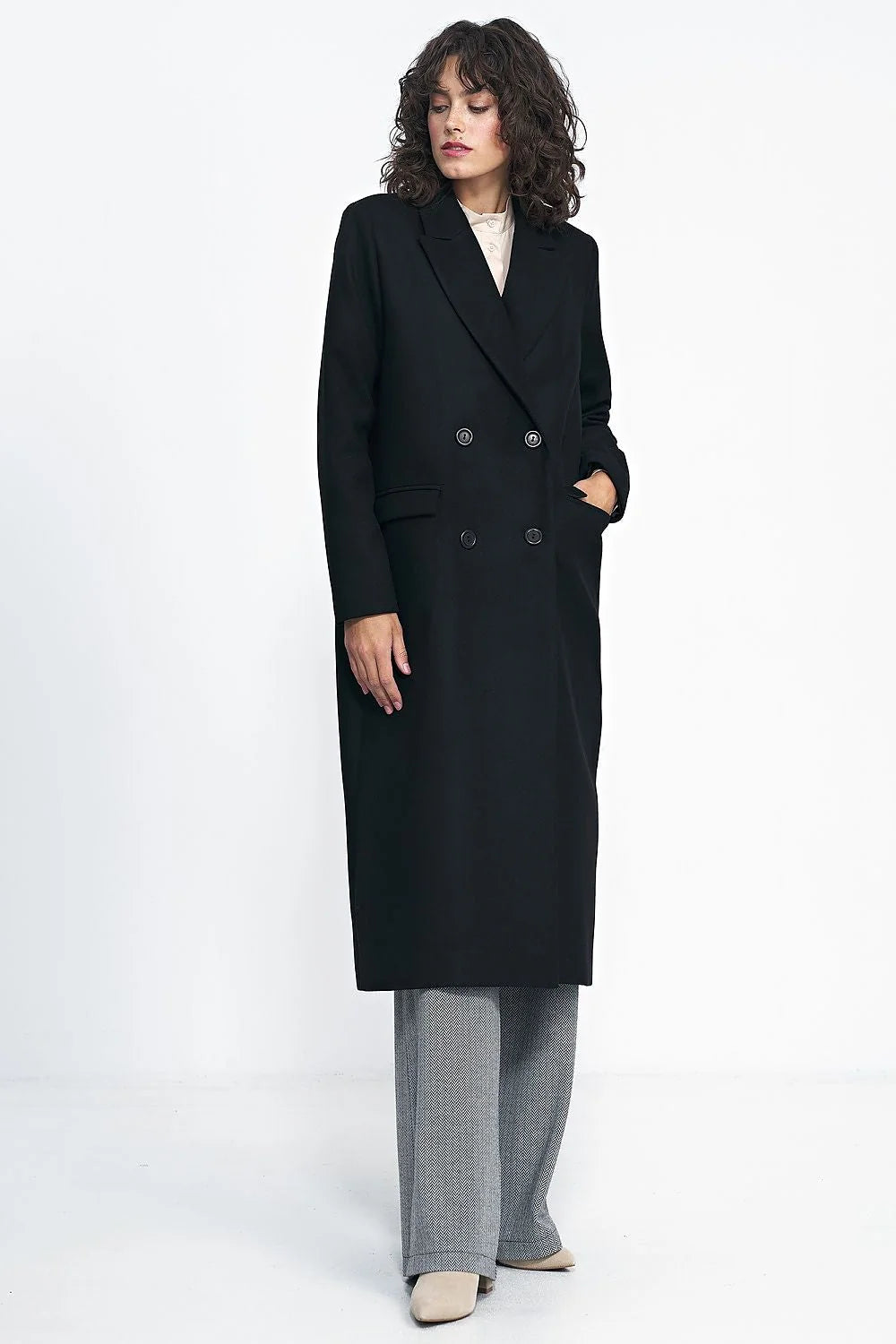 Manteau pour femme long élégant noir coupe cintrée épaules structurées col revers double boutonnage poches rabats polyester spandex viscose