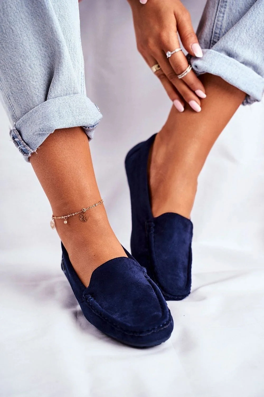 mocassins femme daim bleu gris veloutés élégants intemporels confortables slipon bout arrondi surpiqûres semelle caoutchouc bijoux cheville dorés