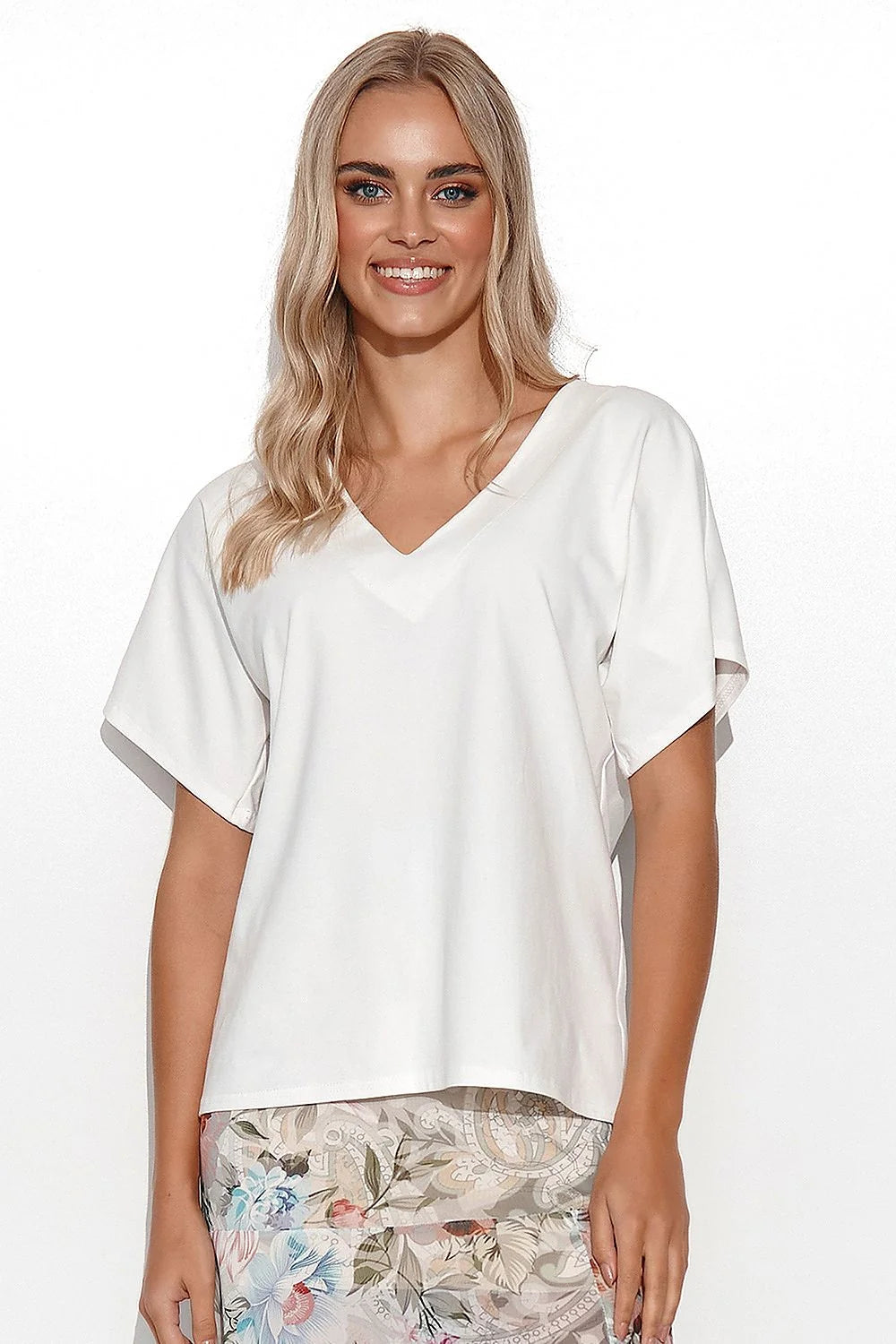 Chemisier Makadamia Blouse Femme Design Minimaliste Élégant Tissu Léger Manches Courtes Encolure en V Blanc Polyvalent Mode