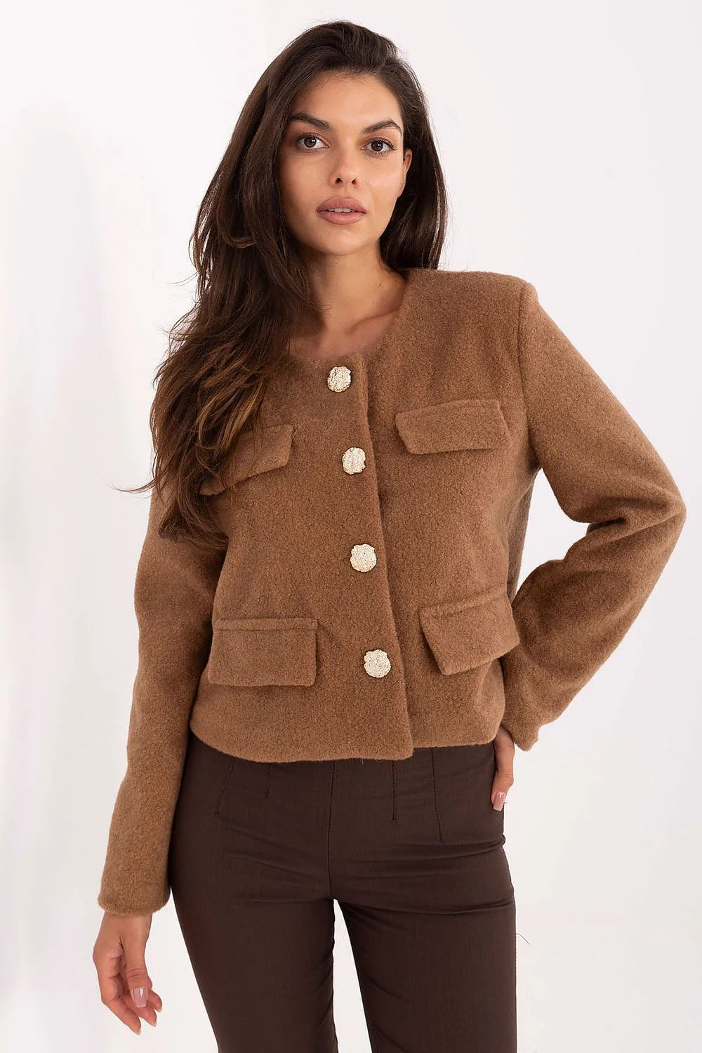 veste courte femme camel laine bouclée coupe droite col rond sans poches rabat fermeture boutonnée boutons dorés texturés manches longues