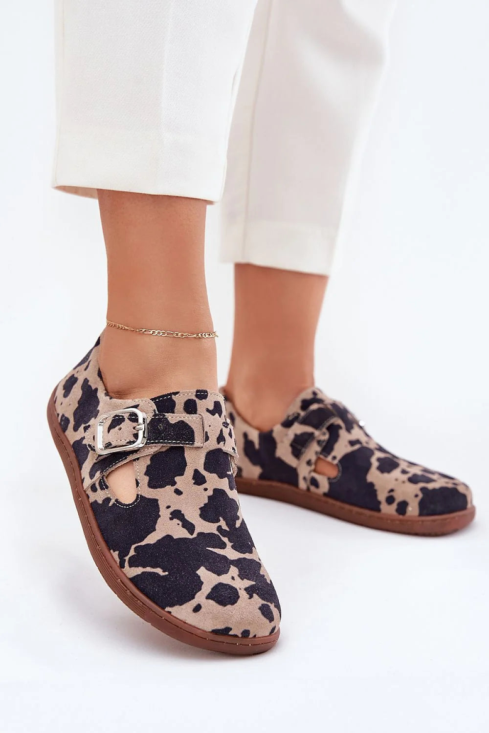 chaussures basses bouts larges mary jane bride réglable boucle métallique argentée suédine beige imprimé animalière semelle gomme marron antidérapante confortable