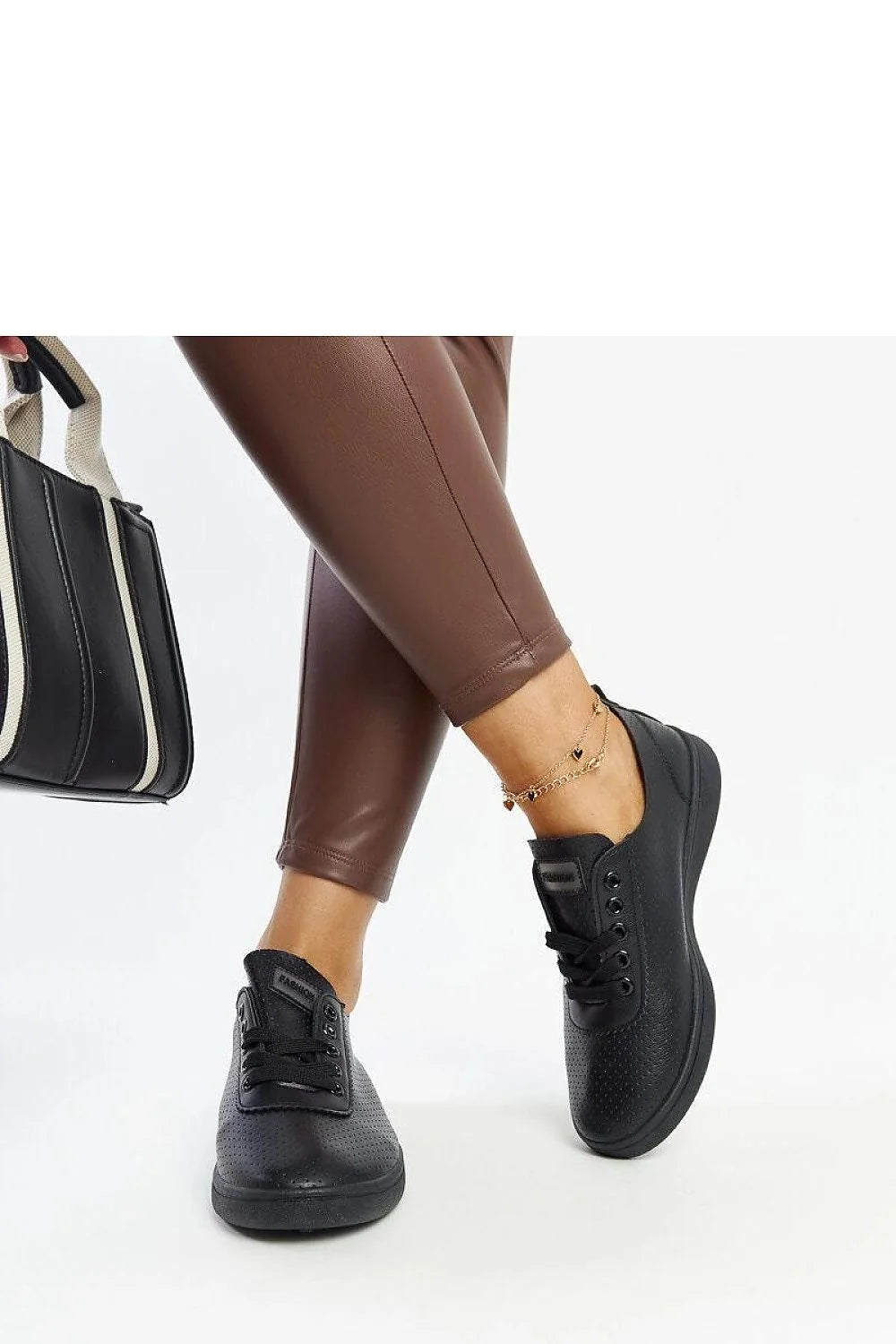 Sneakers pour femmes design moderne élégant couleur noire cuir synthétique perforations semelle épaisse lacets noirs robe soirée casual