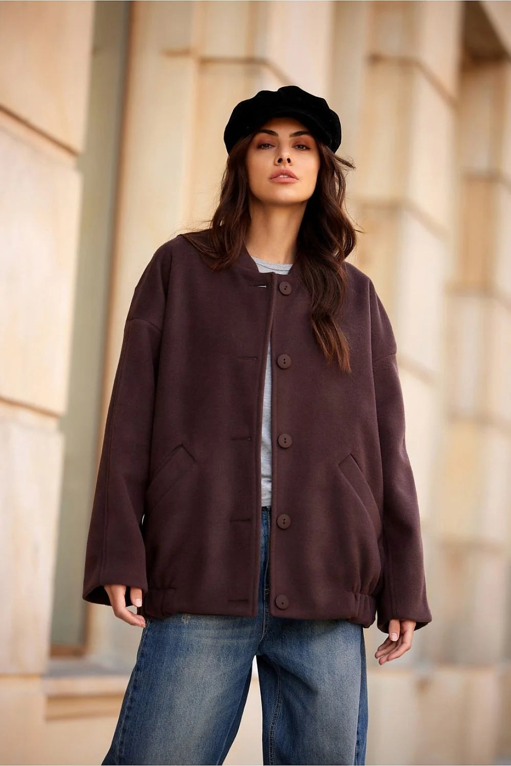 Manteau pour femme moderne épuré couleur marron foncé coupe droite longueur hanches manches longues fermeture boutons poches inclinées doublure soignée