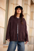 Manteau pour femme moderne épuré couleur marron foncé coupe droite longueur hanches manches longues fermeture boutons poches inclinées doublure soignée