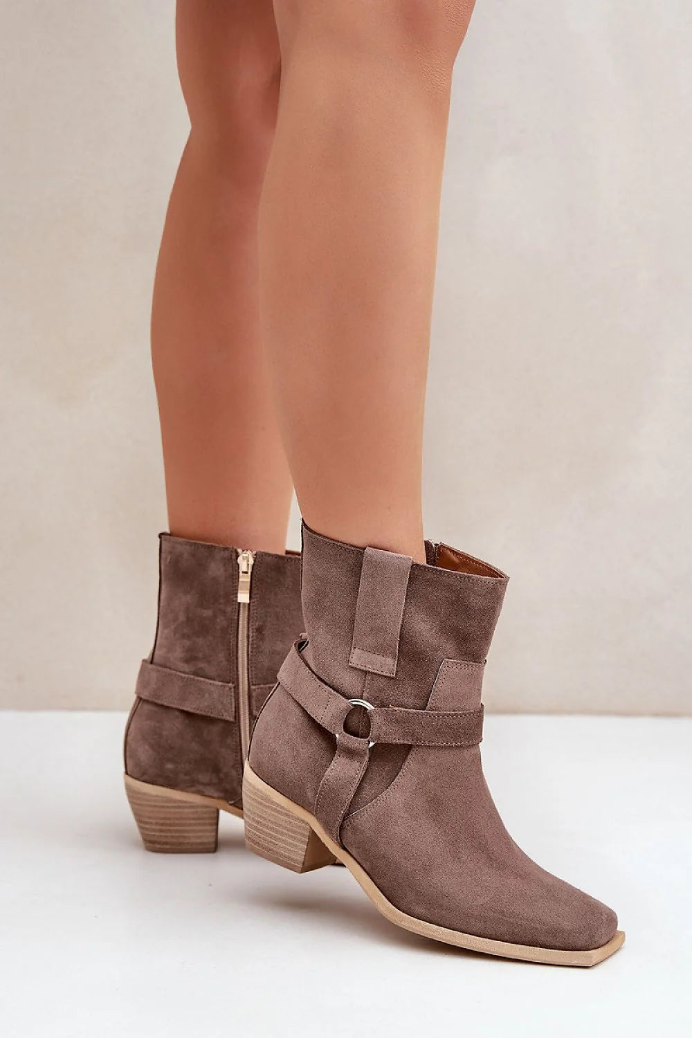 Bottes féminines en suédine taupe design moderne talon bois occasionnels hiver automne style chic décontracté