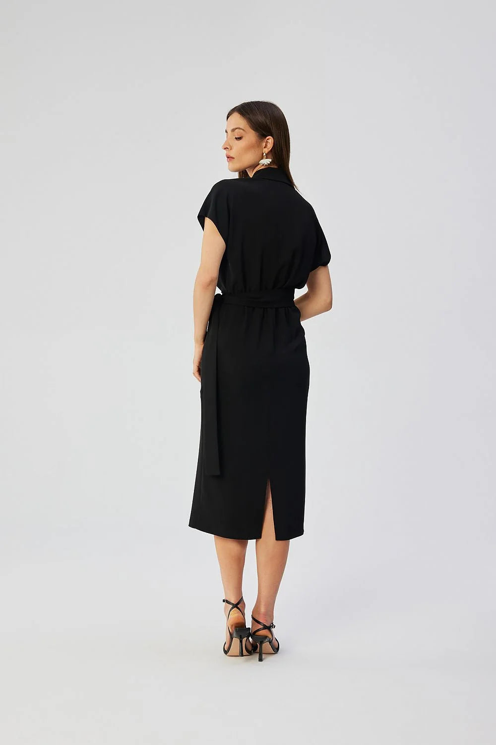 Robe élégante noire longue manches courtes col V profond style minimaliste femme occasion soirée professionnelle