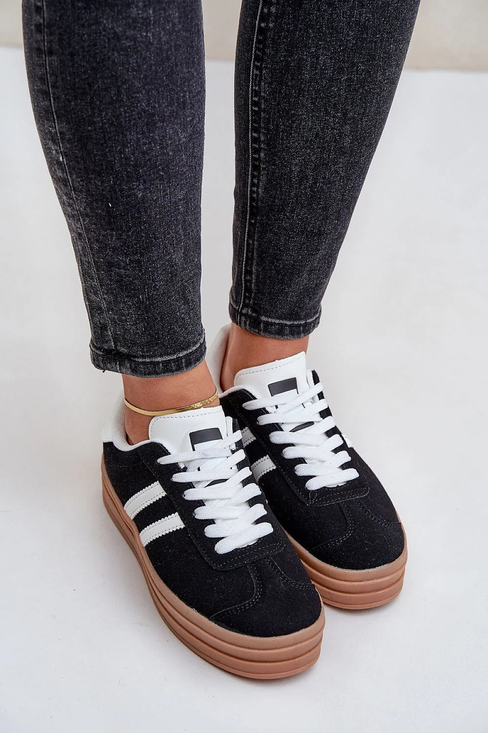 Chaussures de sport pour femme, style moderne, tendance, confort maximal, éco-friendly, semelle piano, 7.5 cm, plateforme 3 cm, noir et blanc, 3 bandes latérales