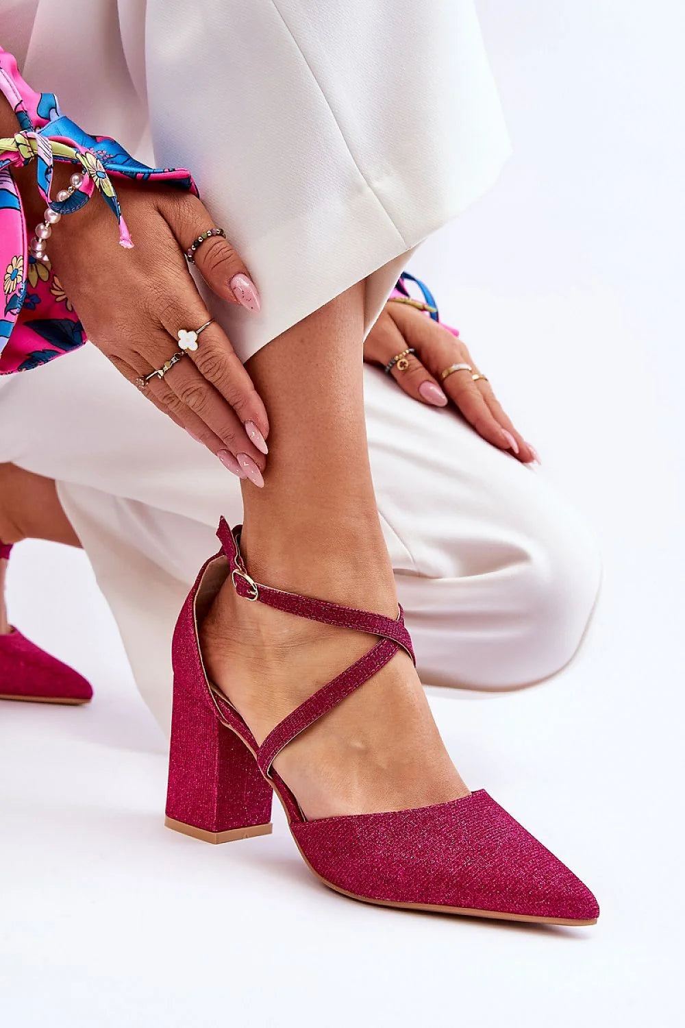 escarpins élégants sophistiqués fuchsia pailleté scintillant bout pointu talon bloc carré confortable semelle cuir écologique brides croisées boucle ajustable