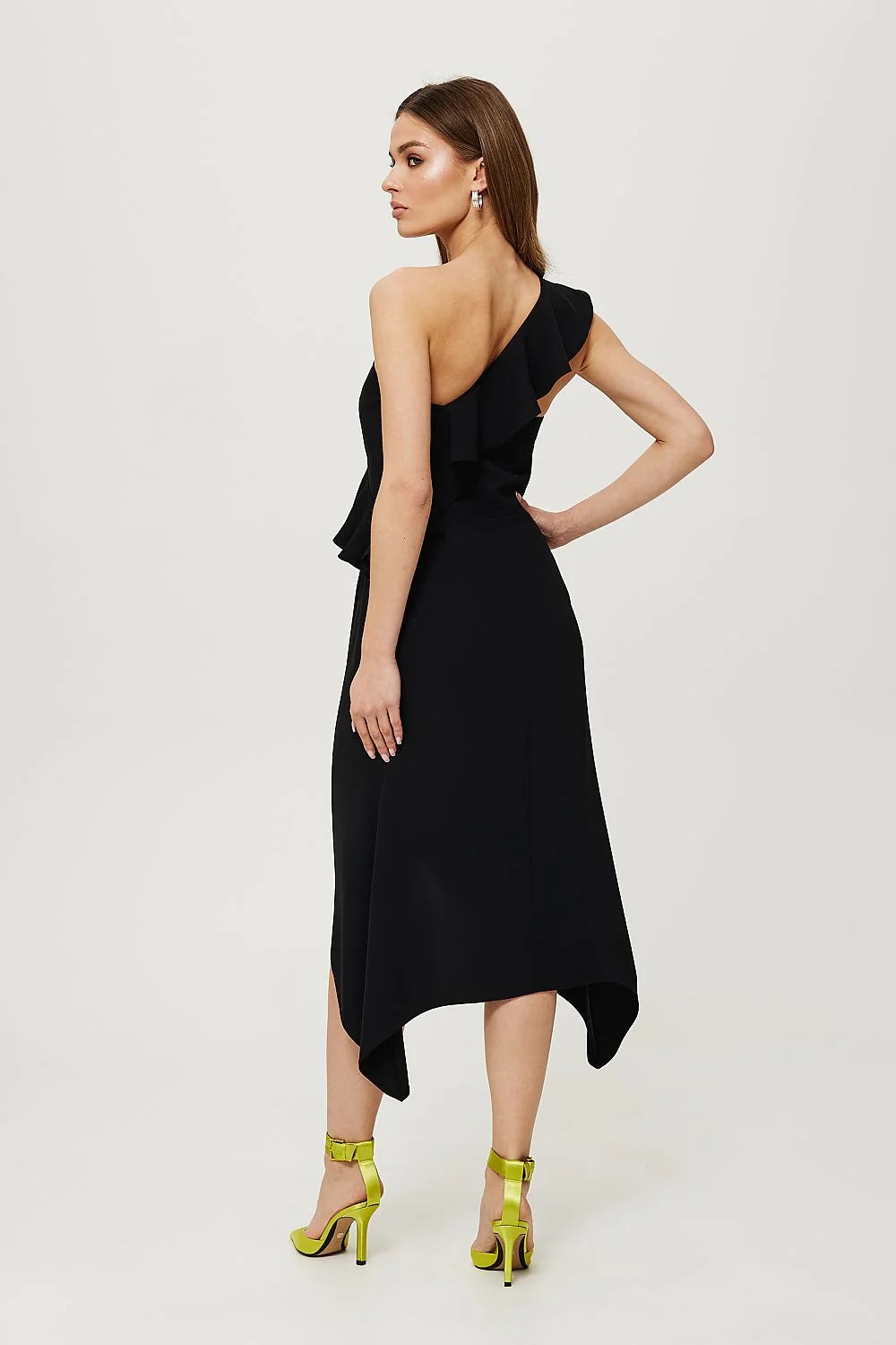 Robe de cocktail Makover noire élégante épaule nue volants tulipe silhouette féminine matériau léger