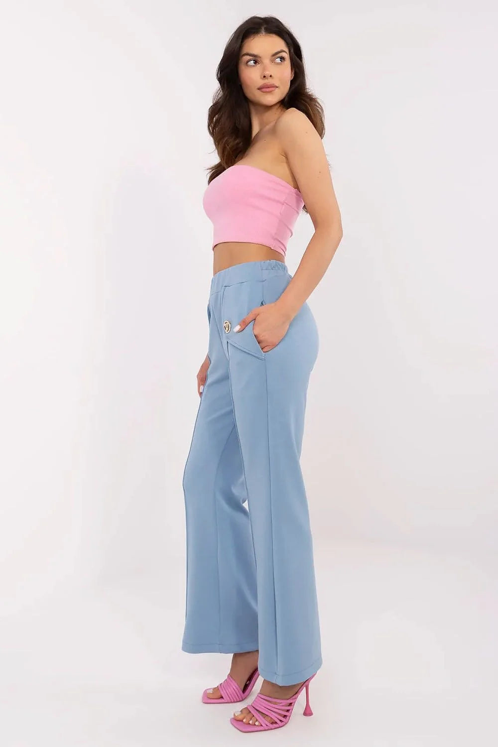Ensemble mode femme bustier sans bretelles pantalon large taille haute sandales talon lanières croisées couleur pastel bleu rose