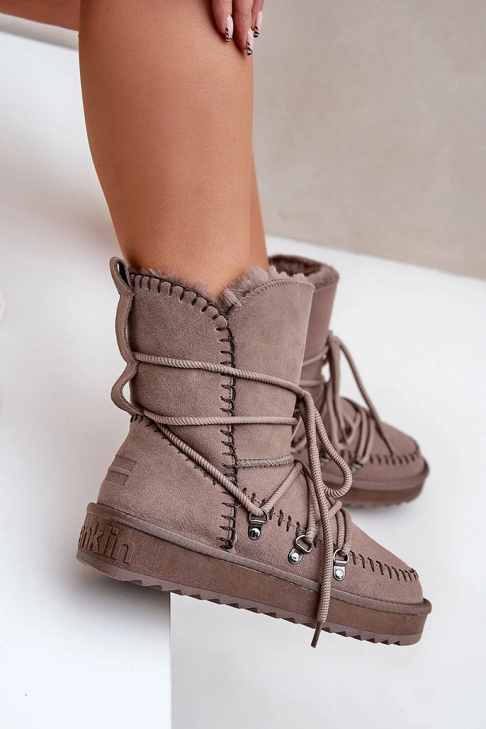 Bottes de neige pour femme en suède taupe style asymétrique lacets croisés fourrure synthétique confort hiver urban chic mode
