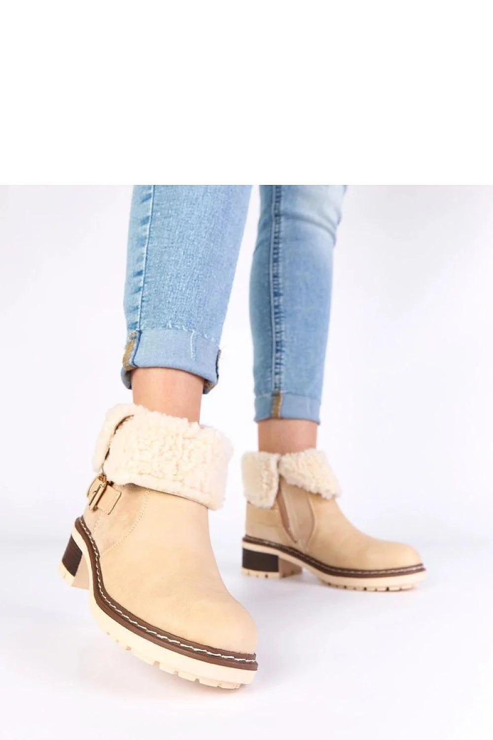 bottines femme hiver beige suédine fourrure sherpa revers fermeture éclair latérale boucle décorative semelle crantée contrastée talon bloc moyen antidérapant