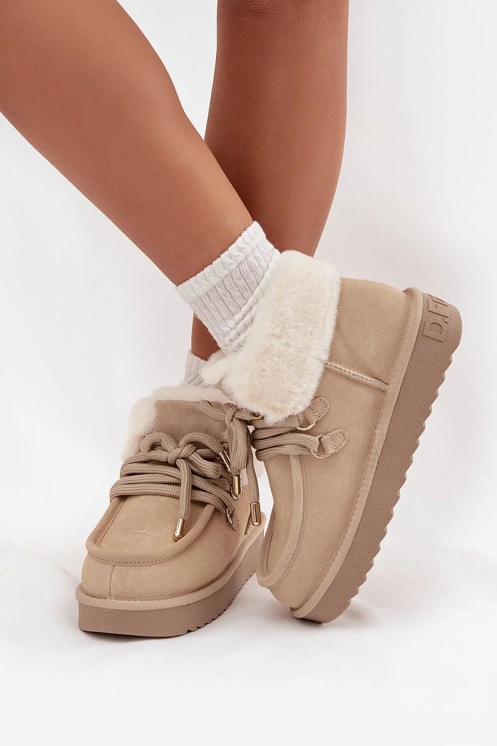 bottines fourrées femme suédine beige fourrure crème plateforme crantée antidérapante lacets épais œillets dorés apparente cosy hivernal confortable