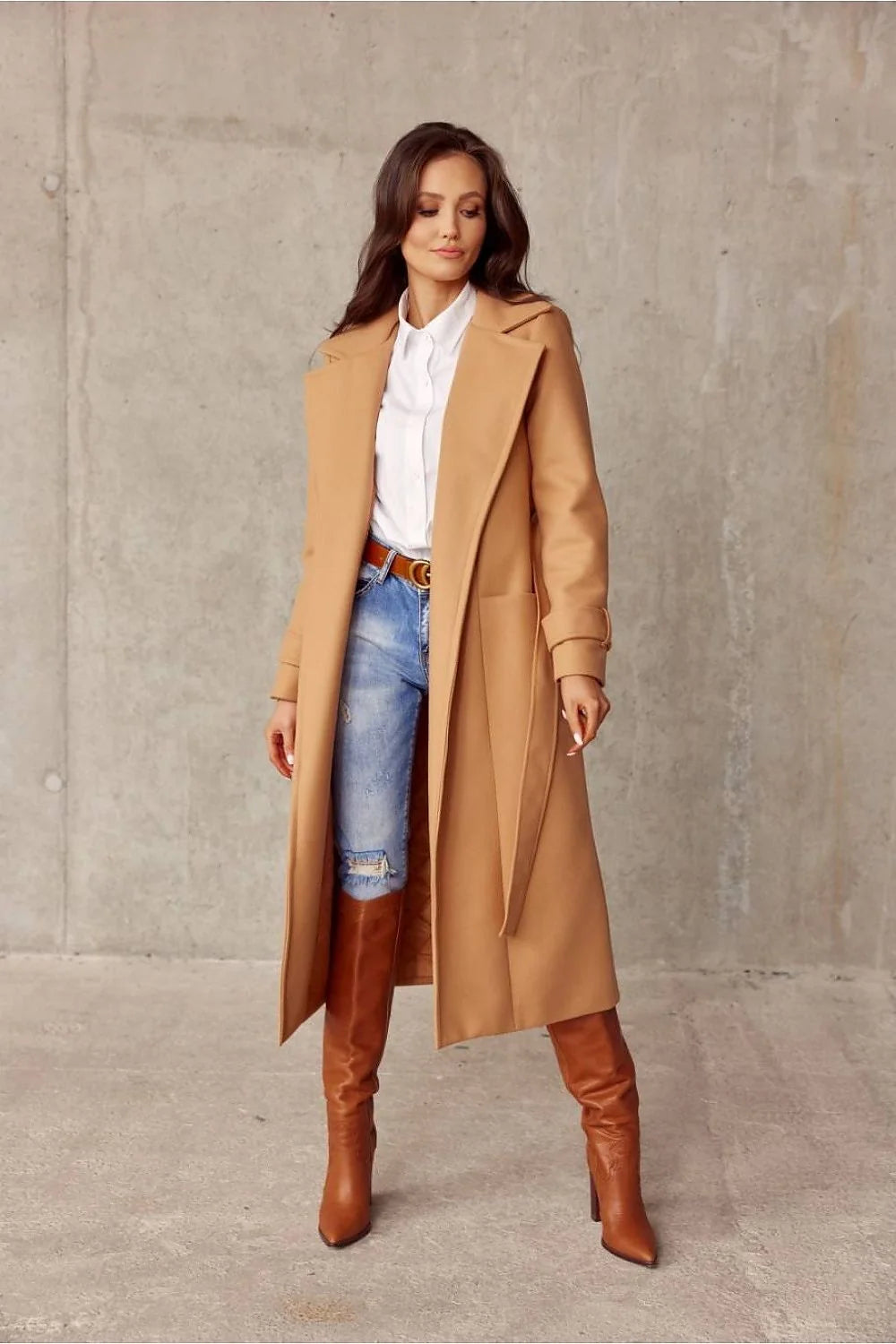 Manteau long élégant pour femme en couleur camel, col montant, ceinture intégrée, manches longues, coupe ajustée, style intemporel, idéal pour l'automne et l'hiver