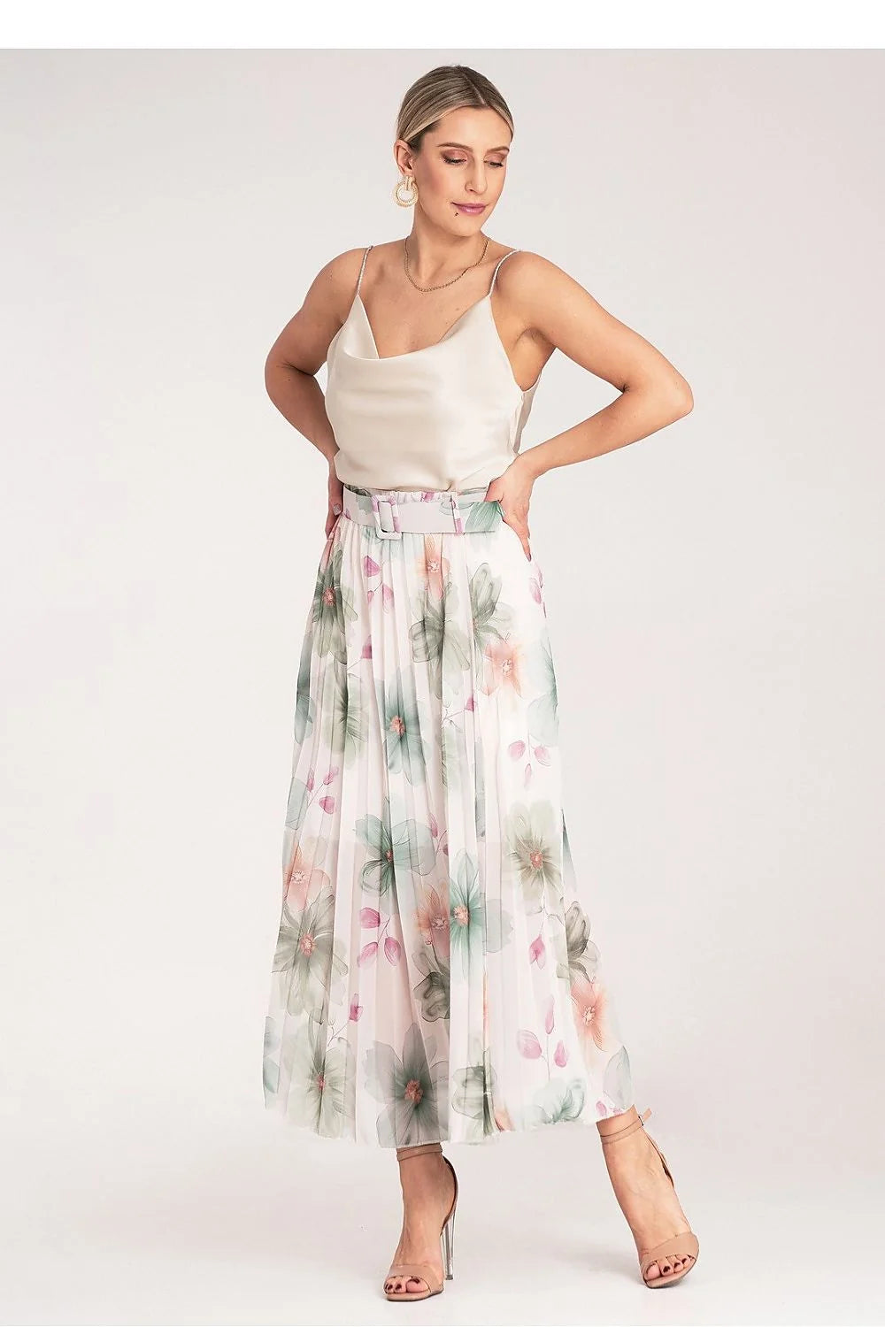 Tenue élégante printanière pour femme composée d'un haut et d'une jupe en tissu léger