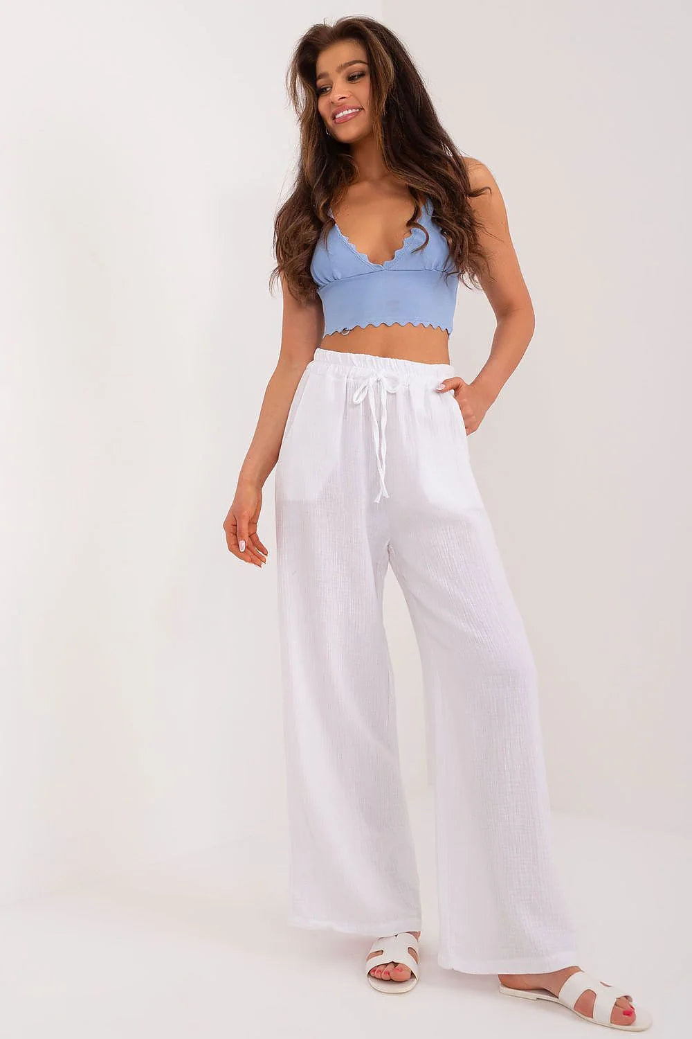 tenue estivale femme crop top bleu ciel pantalon palazzo blanc taille haute gaufré léger ceinture élastique cordon coulissant