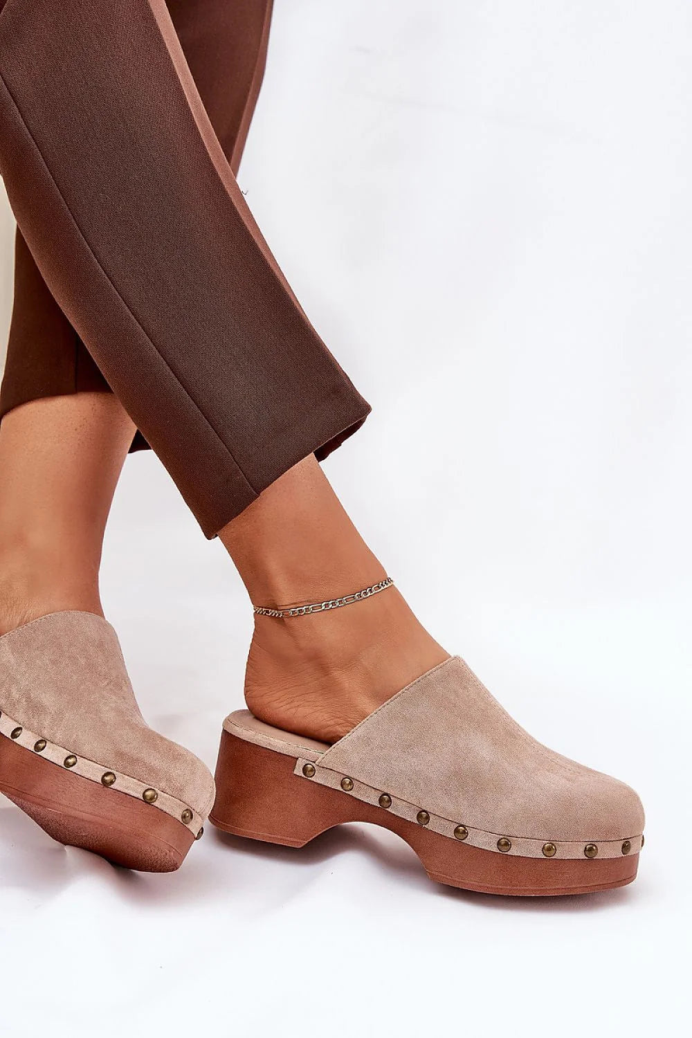 Sandales femmes design moderne cuir écologique plateforme compensée style unique rivets dorés confort tout le jour