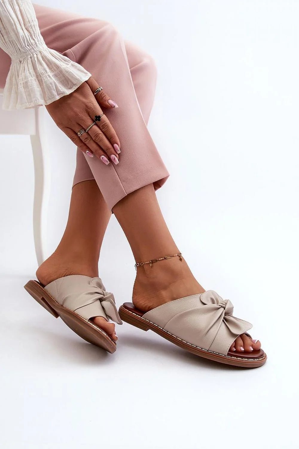 sandales femme mule plate bout ouvert beige champagne cuir synthétique grainé noeud décoratif large bride semelle intérieure coussinée
