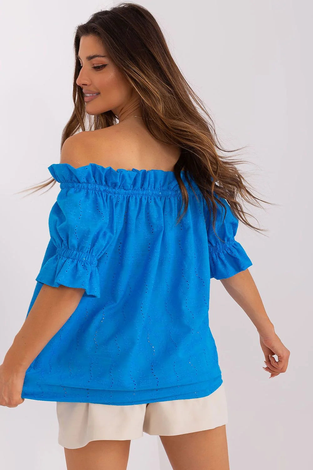 Chemisier Lakerta à épaules dénudées style off-the-shoulder en coton 100% bleu vif broderies détails élégants pour femme