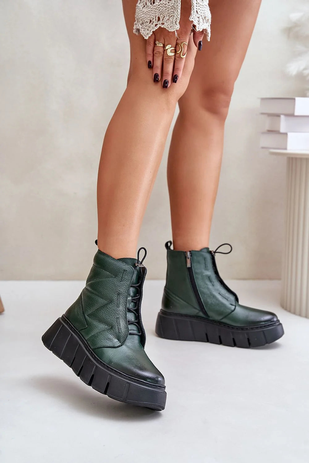 bottines chelsea vert foncé cuir synthétique texturé tige montante élastique latéral fermeture éclair plateforme talon compensé semelle crantée surpiqûres zigzag