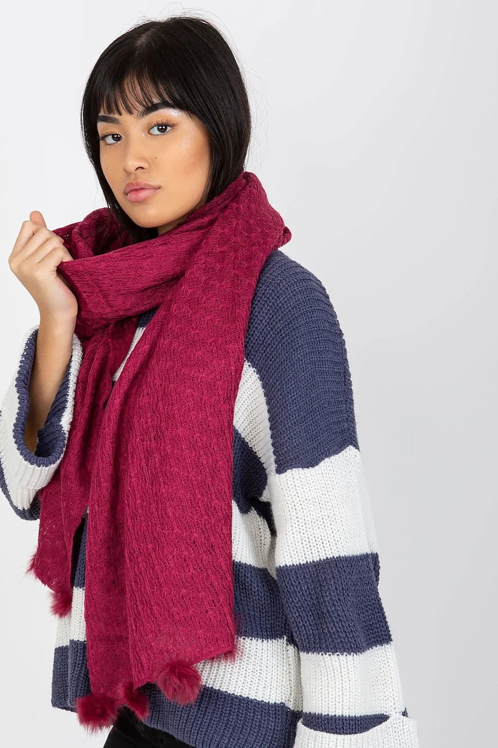 écharpe volumineuse bordeaux oversize maille douce gaufrée pompons étole pull rayures noir blanc tricot épais manches évasées coupe décontractée sophistiquée