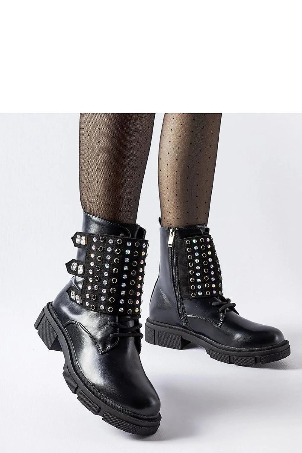 Bottes femme design audacieux moderne clous argentés cuir noir fermeture zip talon plat occasion urbaine tendance style punk-chic