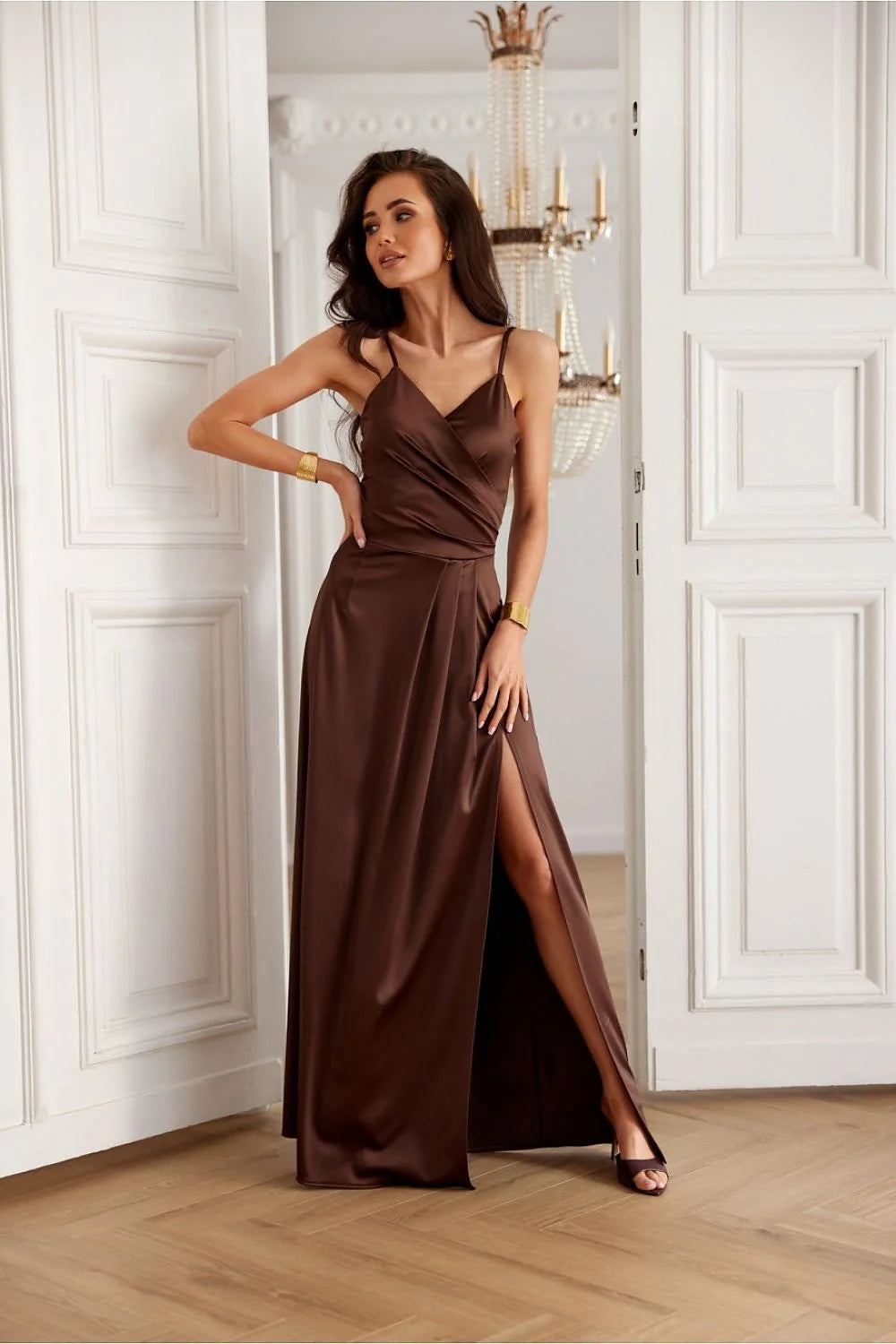 Robe longue élégante en satin marron profond, décolleté en V, bretelles fines, taille ajustée, fente haute, occasion formelle, robe de soirée, robe de gala, robe de mariée